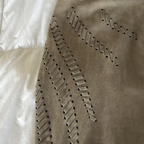 Elie Tahara- NEW - Suede pencil skirt. Never worn. Size 6 - Picture 2 of 10